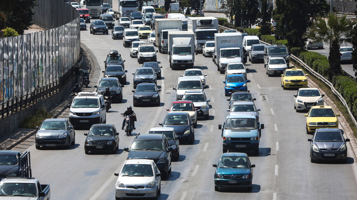 Κίνηση στους δρόμους: Καθυστερήσεις άνω των 25 λεπτών στην Αττική Οδό - Με χαμηλές ταχύτητες στον Κηφισό
