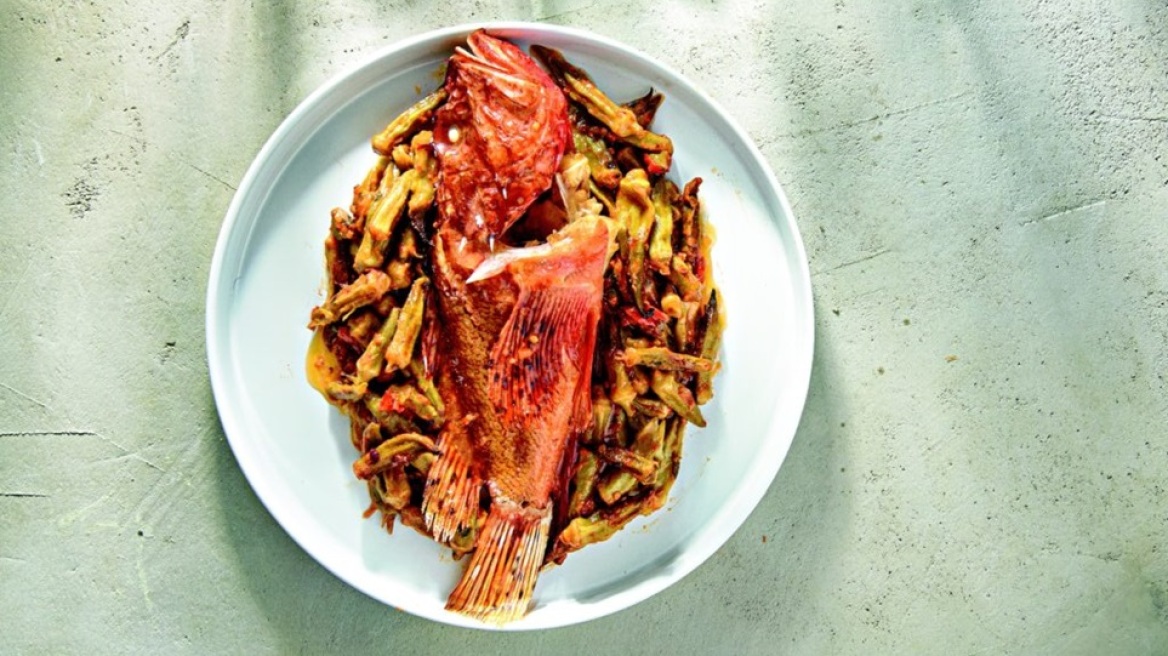 Μπάμιες στη γάστρα με σκορπίνα και καυκαλήθρες