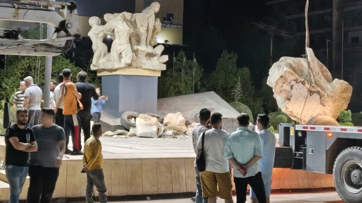  Συρία: Έντονες αντιδράσεις προκαλεί η πτώση ενός αγάλματος στο Χαλέπι - Δείτε βίντεο