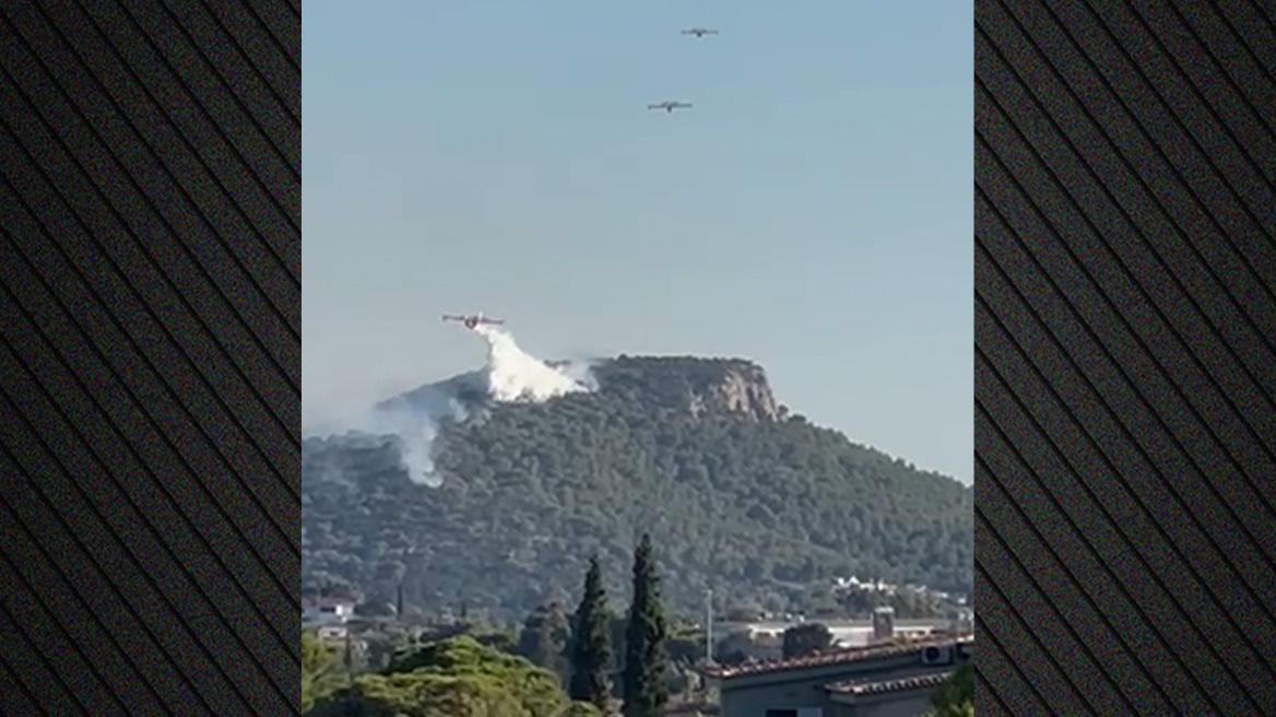 Συντονισμένες ρίψεις νερού για τον περιορισμό της φωτιάς στο Πικέρμι Συντονισμένες ρίψεις νερού για τον περιορισμό της φωτιάς στο Πικέρμι