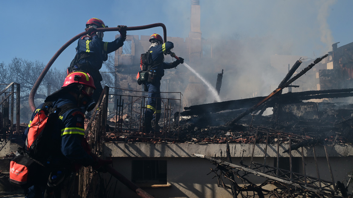 Φωτιά στο Πικέρμι, έχει κατεύθυνση προς Σπάτα - 112 για εκκένωση τριών οικισμών