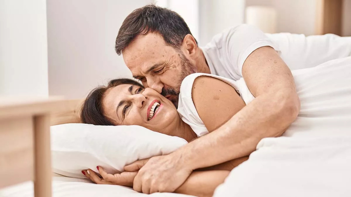 Πόσο καλύτερο γίνεται το σεξ μετά τα 50 – Tο one night stand της Σαρλίζ Θερόν και η σεξουαλική απελευθέρωση