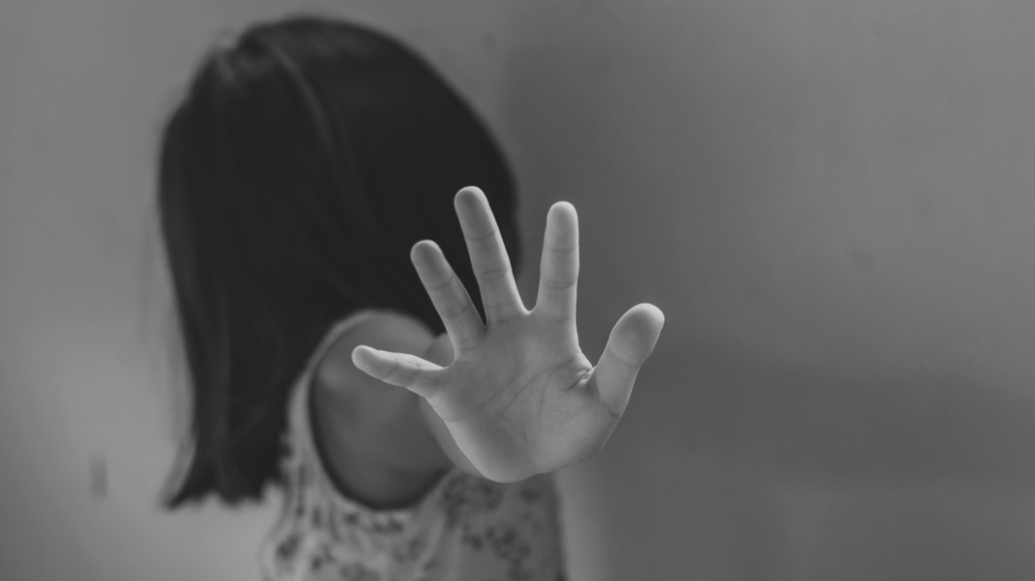 Βιασμός 14χρονης στον Πειραιά:  Πολίτης εντόπισε σε άθλια κατάσταση το κορίτσι