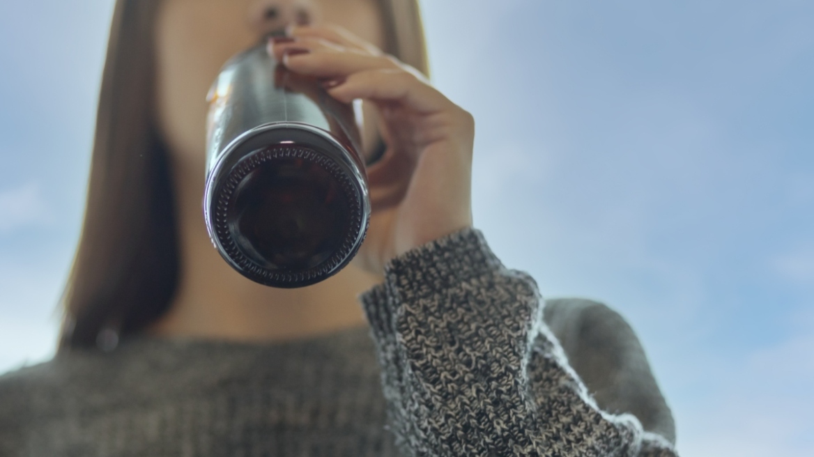 Αγία Παρασκευή: Στο νοσοκομείο 15χρονη μετά από κατανάλωση αλκοόλ - Συνελήφθησαν υπάλληλος μίνι μάρκετ και η μητέρα της
