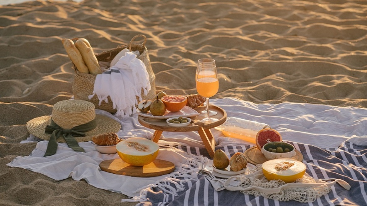 Τρώγοντας κάτω απ’ την ομπρέλα: 10 ελαφριά γεύματα παραλίας μακριά από τα συνηθισμένα