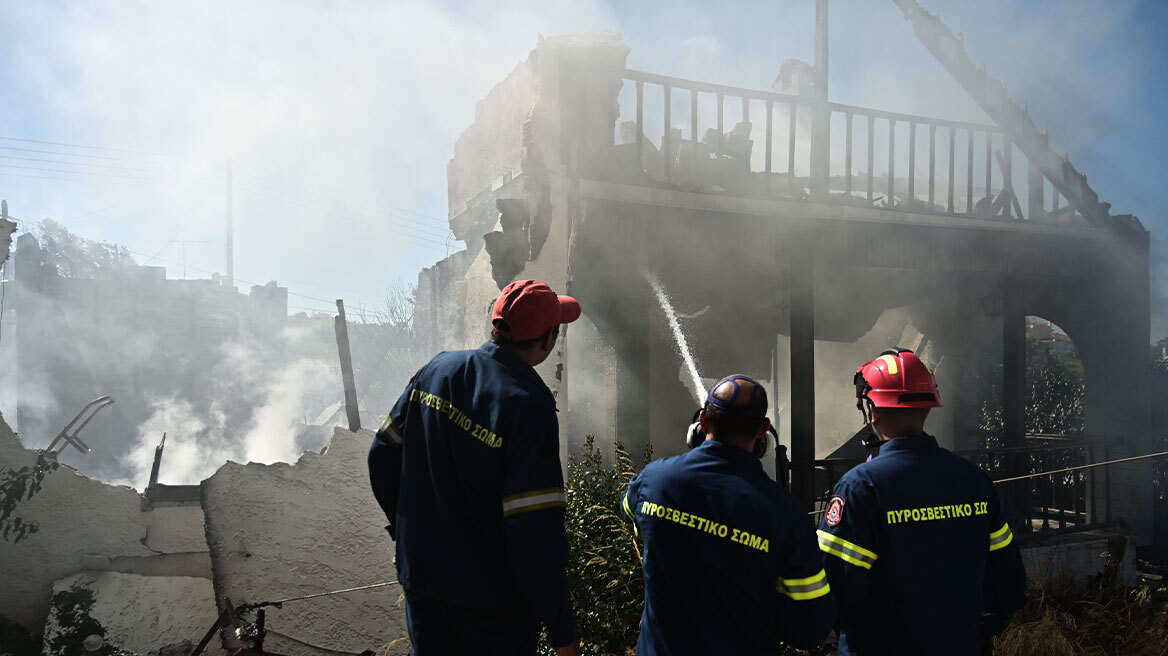 Οριοθετήθηκε η φωτιά στο Κορωπί - Κάηκαν σπίτια, απομακρύνθηκαν κάτοικοι
