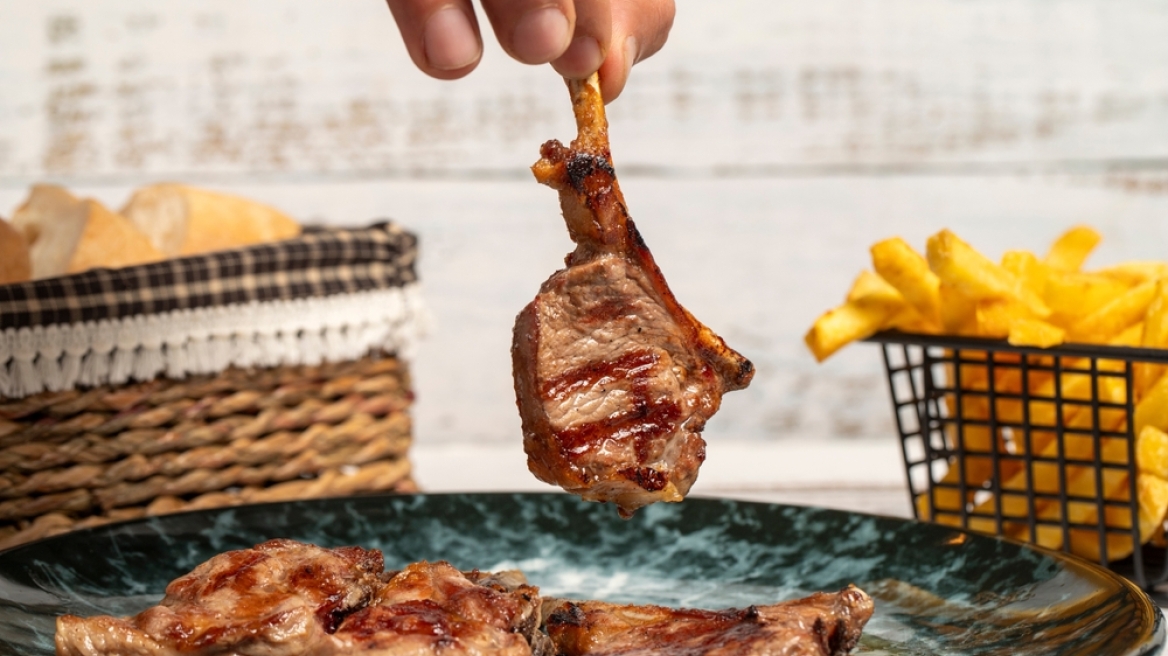 «Το παϊδάκι θέλει χέρι»: Πόσο βοηθάει την ψυχική μας υγεία το να τρώμε με τα χέρια μας;