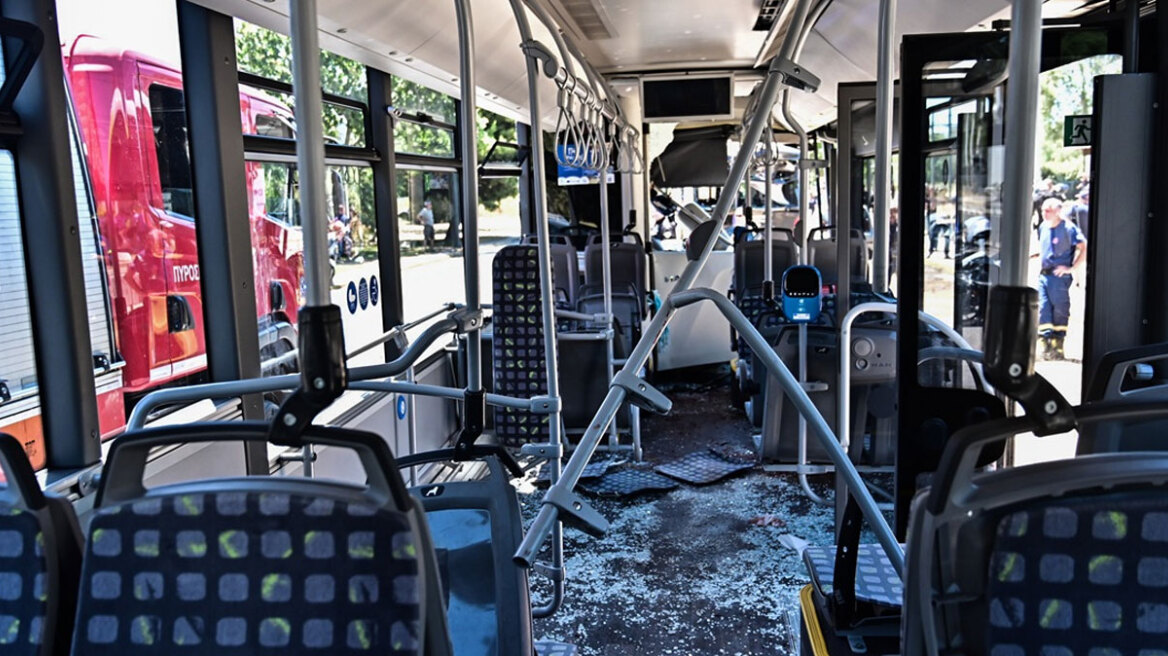 Τροχαίο στη Βούλα: Αδιαθεσία υποστήριξε ότι ένιωσε η οδηγός του ενός λεωφορείου πριν τη σύγκρουση - Δείτε βίντεο