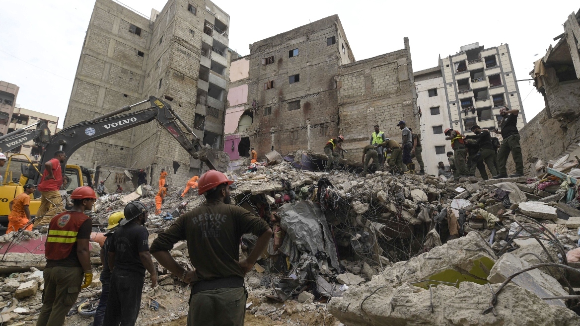 Πακιστάν: Τουλάχιστον επτά νεκροί από την κατάρρευση ενός κτιρίου