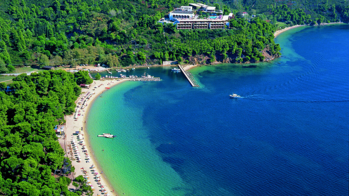 Διακοπές στη Σκιάθο: Η εμπειρία της φιλοξενίας στο καταπράσινο νησί των Σποράδων