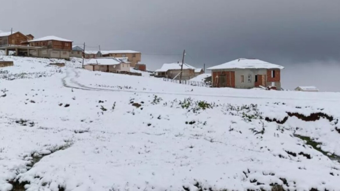 Ο καιρός τρελάθηκε στην Τουρκία: Πυρκαγιές στα δυτικά, χιόνι στα βορειοανατολικά