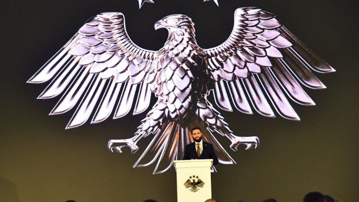 Ο Αλ Σαράα παρουσίασε το νέο έμβλημα της Συρίας - Τι συμβολίζει ο χρυσός αετός Ο Αλ Σαράα παρουσίασε το νέο έμβλημα της Συρίας - Τι συμβολίζει ο χρυσός αετός