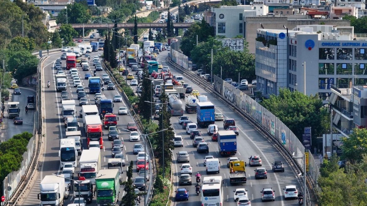 Κίνηση στους δρόμους: Σχεδόν 30 λεπτά οι καθυστερήσεις στην Αττική Οδό - Στο «κόκκινο» η άνοδος του Κηφισού και η Λεωφ. Αθηνών