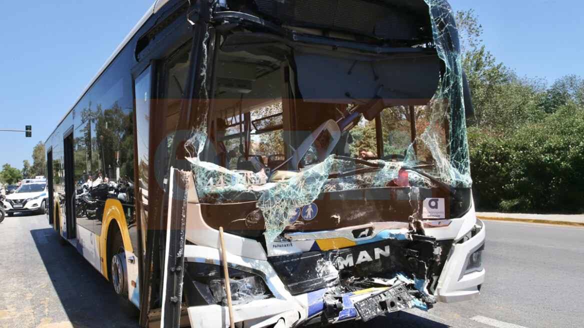 Συγκρούστηκαν δύο λεωφορεία στη Λεωφόρο Καραμανλή στη Βούλα - Τουλάχιστον 47 τραυματίες, ανάμεσά τους 12 ανήλικοι