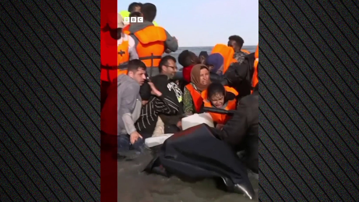 Γάλλοι αστυνομικοί μπήκαν στη θάλασσα με μαχαίρια και έσκισαν φουσκωτή βάρκα με παράνομους μετανάστες - Τι προκάλεσε την επέμβασή τους, δείτε βίντεο