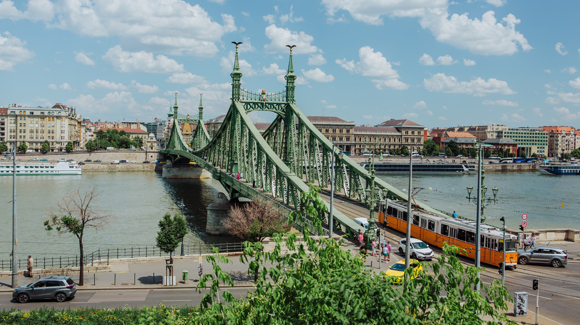 Ασυνήθιστα χαμηλή στάθμη υδάτων στον Δούναβη ενώ η Ουγγαρία πλήττεται από κύμα καύσωνα