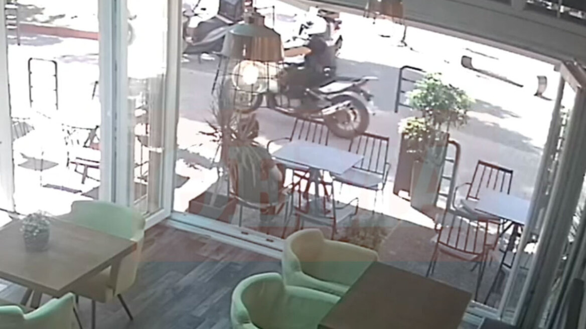 Δολοφονία 43χρονου στην Αγία Παρασκευή: Δείτε βίντεο με τους αστυνομικούς που τρέχουν και αναζητούν τον δράστη 
