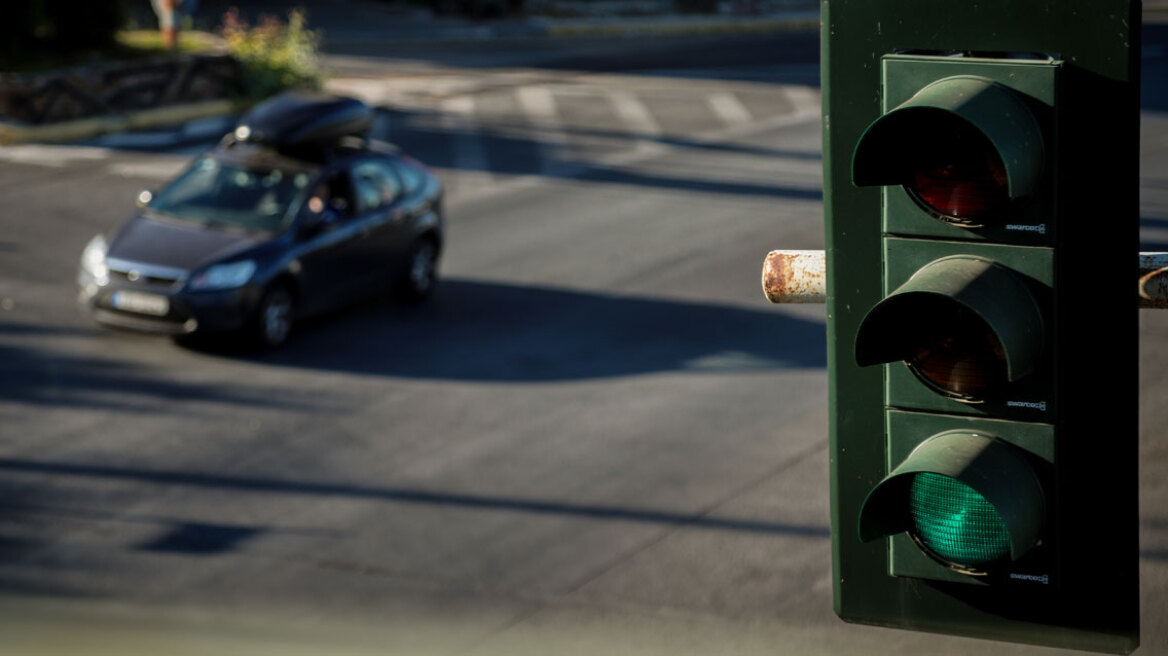 Το πιο αργό φανάρι στην Ελλάδα: 7 λεπτά αναμονής σε χωριό της Κέρκυρας