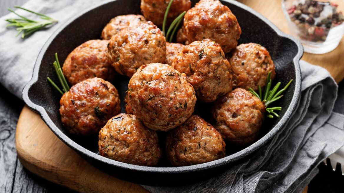 Τέλειοι κεφτέδες από τον Μανώλη Παπουτσάκη και τη Μαντώ Ηλιοπούλου