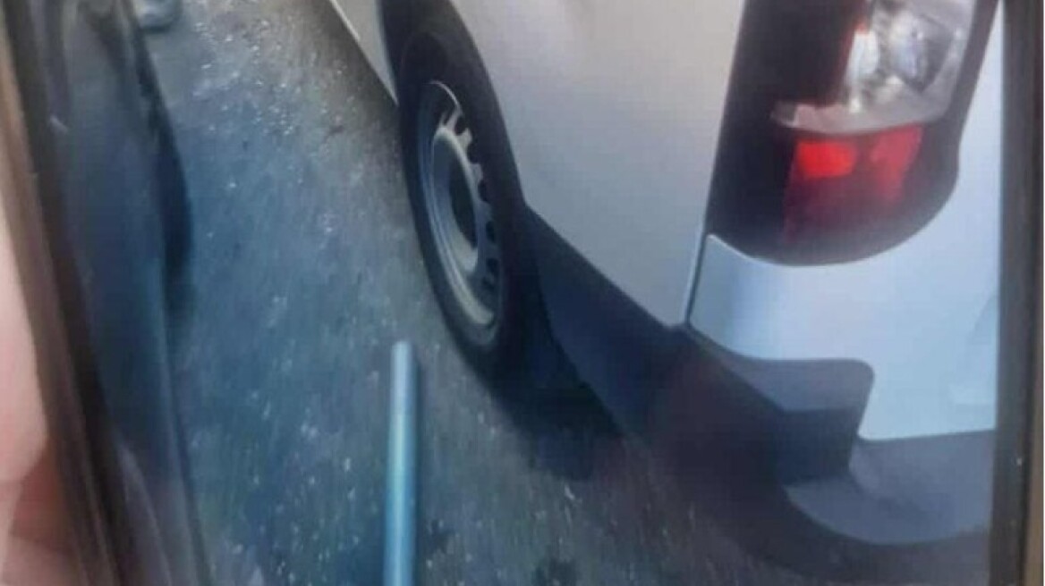 Πάτρα: Σωλήνας έφυγε από οικοδομή και έπεσε πάνω σε αυτοκίνητα - Στο ένα βρισκόταν μητέρα με τα παιδιά της