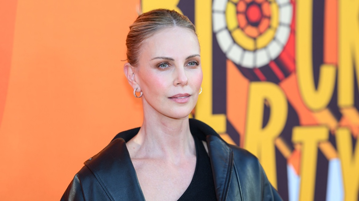 Τι συμβουλεύει η Σαρλίζ Θερόν τους άντρες στα dating apps: «Όχι φωτογραφίες με άλλες γυναίκες»