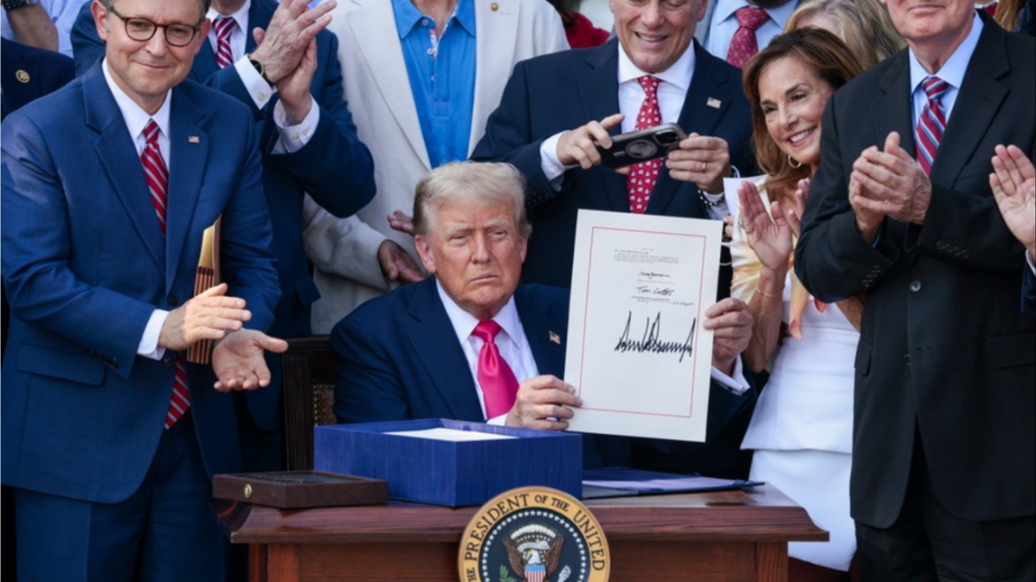 Ο Τραμπ υπέγραψε το δημοσιονομικό νομοσχέδιο σε εκδήλωση για τον εορτασμό της 4ης Ιουλίου 