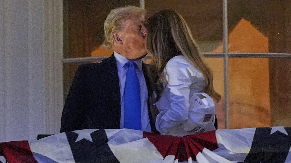 Ντόναλντ Τραμπ: Η σφιχτή αγκαλιά, το φιλί του στη Μελάνια και ο χορός με το YMCA για την 4η Ιουλίου
