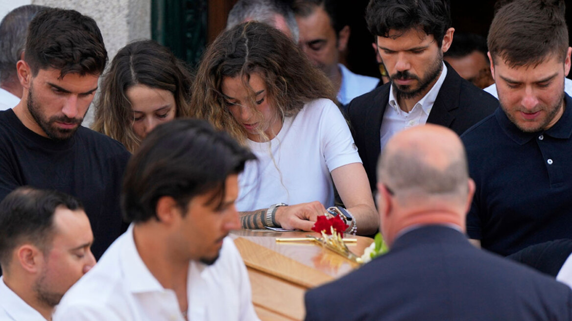 Ντιόγκο Ζότα: Τελευταίο αντίο με δάκρυα και σιωπή - Ο σπαραγμός της γυναίκας του πάνω από το φέρετρο του Πορτογάλου άσου της Λίβερπουλ