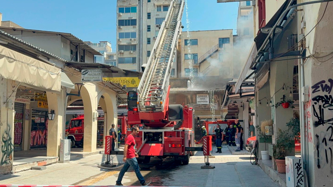 Μαίνεται η φωτιά στο κέντρο της Θεσσαλονίκης: Ξεκίνησε από κατάστημα και επεκτάθηκε, στο νοσοκομείο τρεις πυροσβέστες