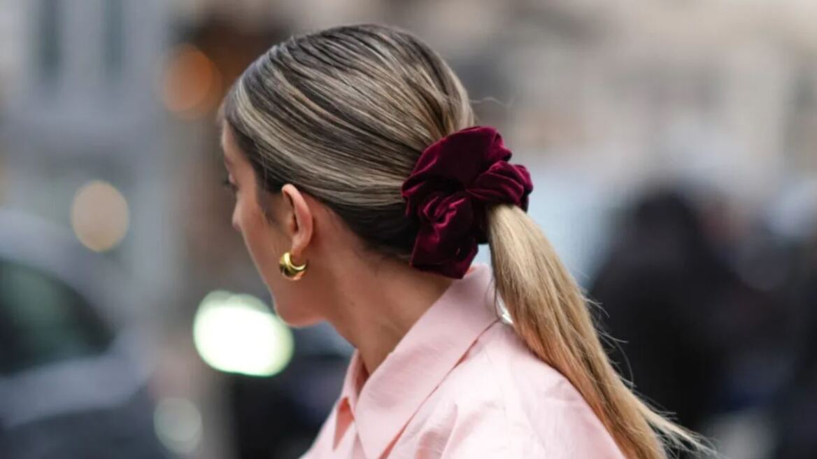 Αυτό το τρικ θα χαρίσει όγκο στην κοτσίδα σας στη στιγμή
