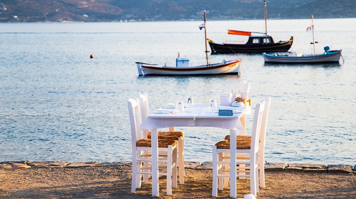 54 ταβέρνες στα νησιά του Αιγαίου, για εκείνους που τους ταξιδεύουν οι γεύσεις
