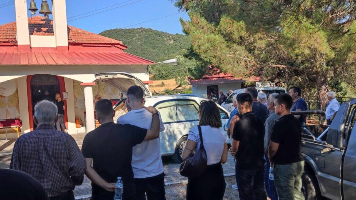 Με κουφέτα και λευκά λουλούδια το τελευταίο «αντίο» στον 21χρονο Θανάση που σκοτώθηκε σε τροχαίο στο Αγρίνιο
