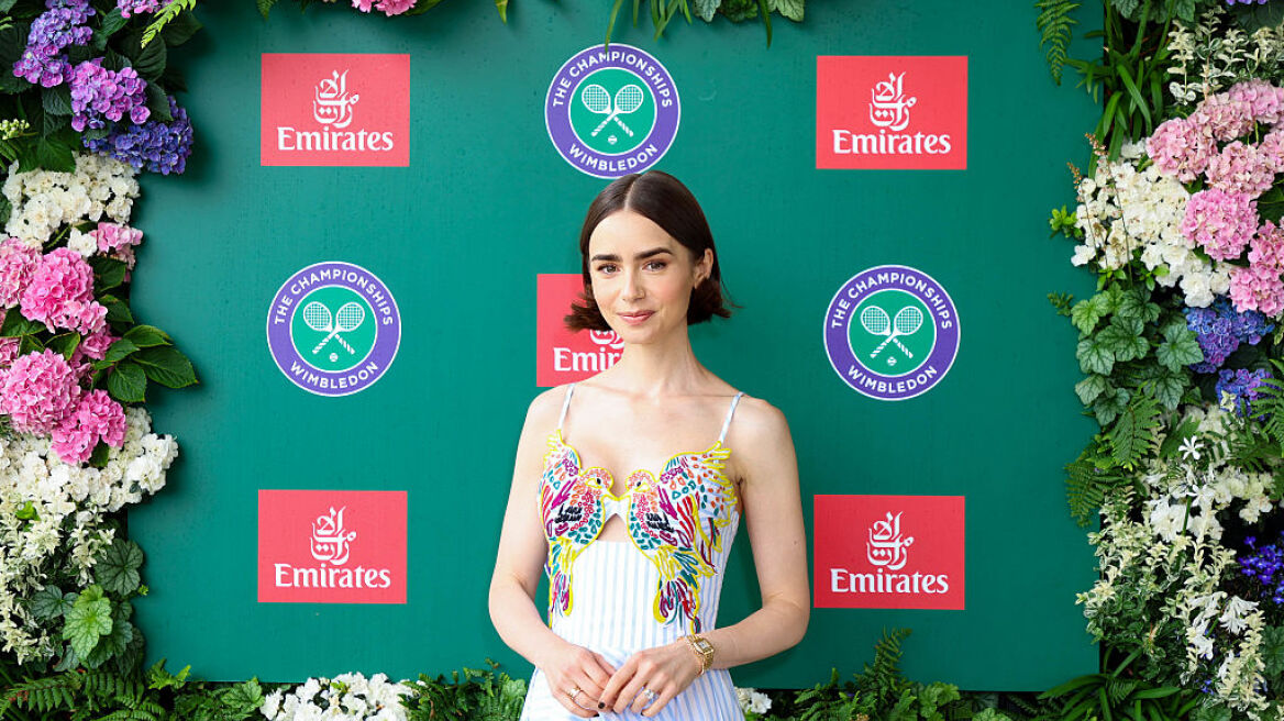 Λίλυ Κόλλινς: Φόρεσε πλεχτά παπούτσια με φόρεμα που για μπούστο έχει δύο πουλιά (εικόνα)