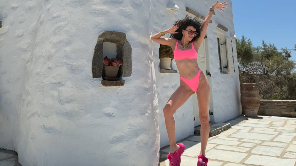Η Μαρία Σολωμού δηλώνει «καλοκαιρινός τύπος» και φωτογραφίζεται με ροζ μπικίνι στην Πάρο

