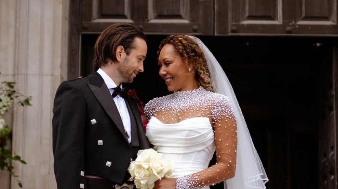 Mel B: Παντρεύτηκε η τραγουδίστρια και μόνο μία από τα Spice Girls ήταν στον γάμο - Δείτε πώς ευχήθηκε η Βικτόρια Μπέκαμ