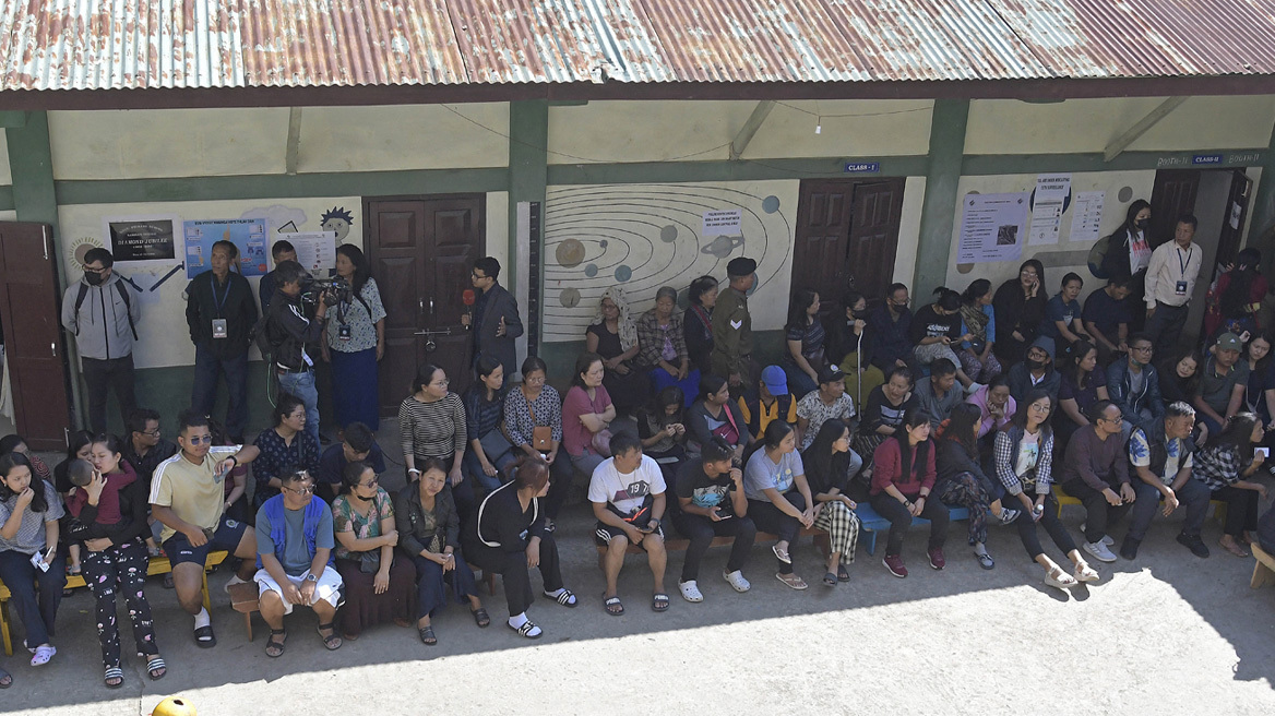 Μαίνονται οι συγκρούσεις μεταξύ ενόπλων ομάδων στη Μιανμάρ - Χιλιάδες πρόσφυγες κατέφυγαν σε κρατίδιο της Ινδίας