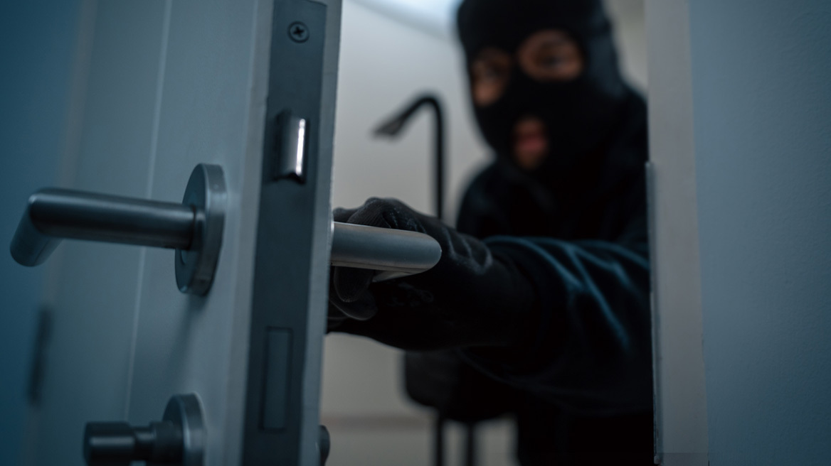 Το πρωί τουρίστας, το βράδυ επικίνδυνος διαρρήκτης - Ποιος είναι ο Αλβανός «φαντομάς» της Μυκόνου