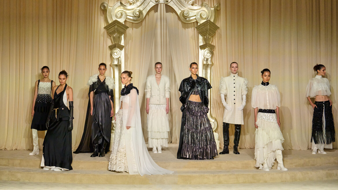 Η Chanel παρουσίασε την τελευταία συλλογή της σχεδιαστικής ομάδας του οίκου πριν την άφιξη του Matthieu Blazy
