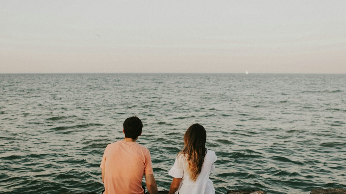 Το νούμερο 1 σημάδι ότι εσείς και ο σύντροφός σας δεν επικοινωνείτε σωστά, σύμφωνα με έναν θεραπευτή ζευγαριών