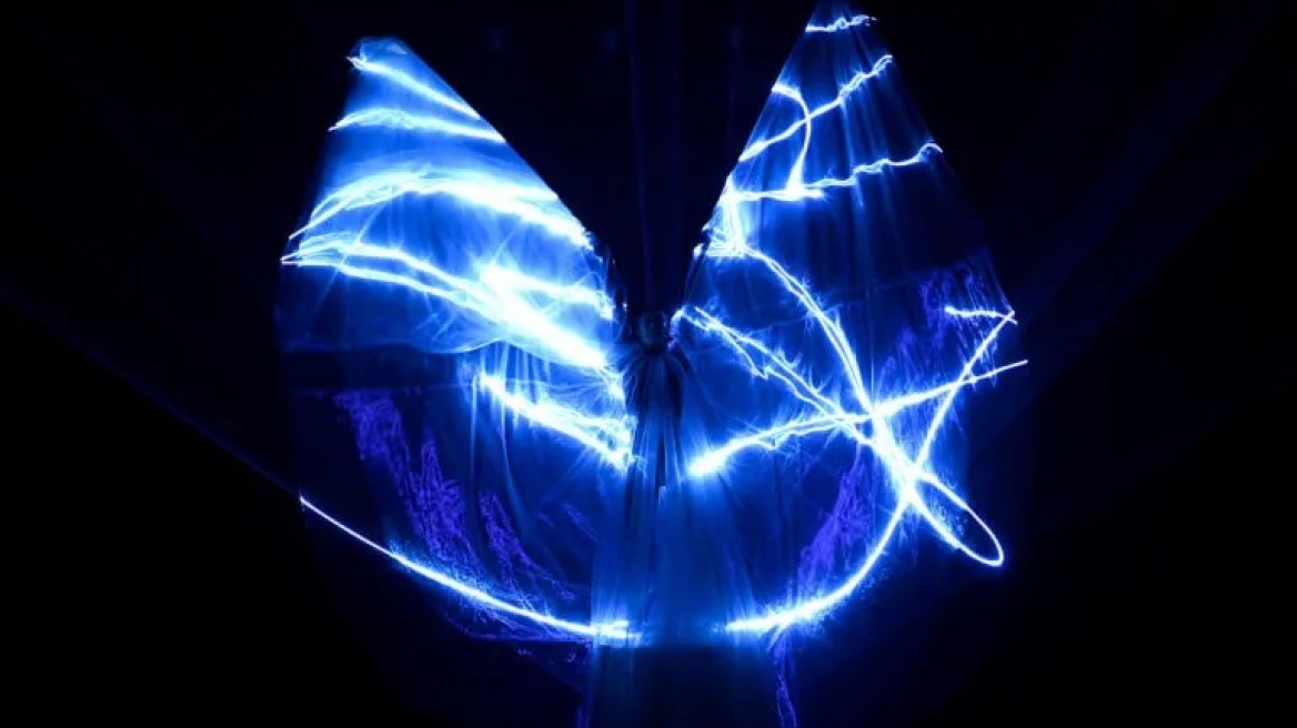 Ένα φόρεμα από φύκια σε επίδειξη υψηλής ραπτικής στο Παρίσι - Πώς τα κράτησαν ζωντανά 