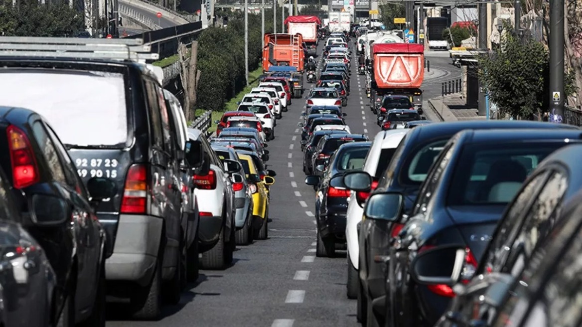 Στο κόκκινο οι δρόμοι της Αττικής - Μποτιλιάρισμα σε Κηφισό και στην Αττική οδό, δείτε πού υπάρχει κίνηση 