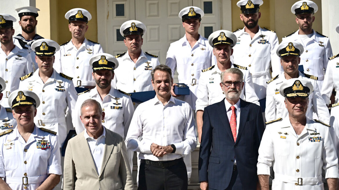 Καταδυτικά ρολόγια από το Ίδρυμα Λασκαρίδη στα στελέχη της Διοίκησης Υποβρυχίων Καταστροφών - Μητσοτάκης: H κυβέρνηση στηρίζει τις Ένοπλες Δυνάμεις