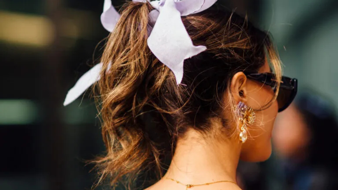 Πέντε εύκολοι και stylish τρόποι να πιάσετε τα μαλλιά σας κατά τη διάρκεια του καλοκαιριού

