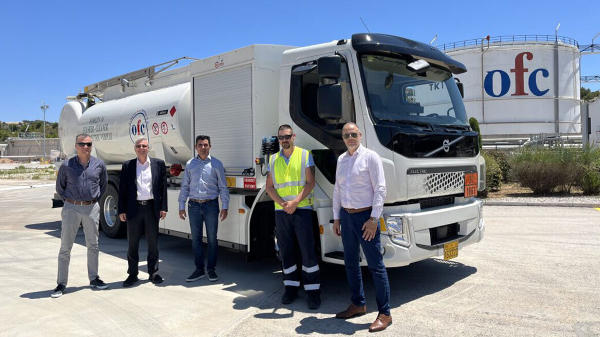 Όμιλος Επιχειρήσεων Σαρακάκη-Volvo Trucks: Στο Διεθνές Αεροδρόμιο Αθηνών το πρώτο ηλεκτρικό φορτηγό
