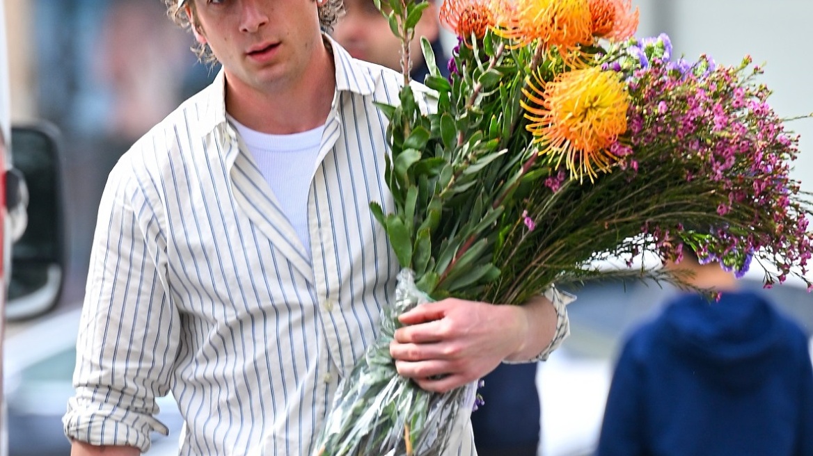 Γιατί ο Τζέρεμι Άλεν Γουάιτ του «The Bear» κουβαλάει συνέχεια τεράστια μπουκέτα λουλουδιών;
