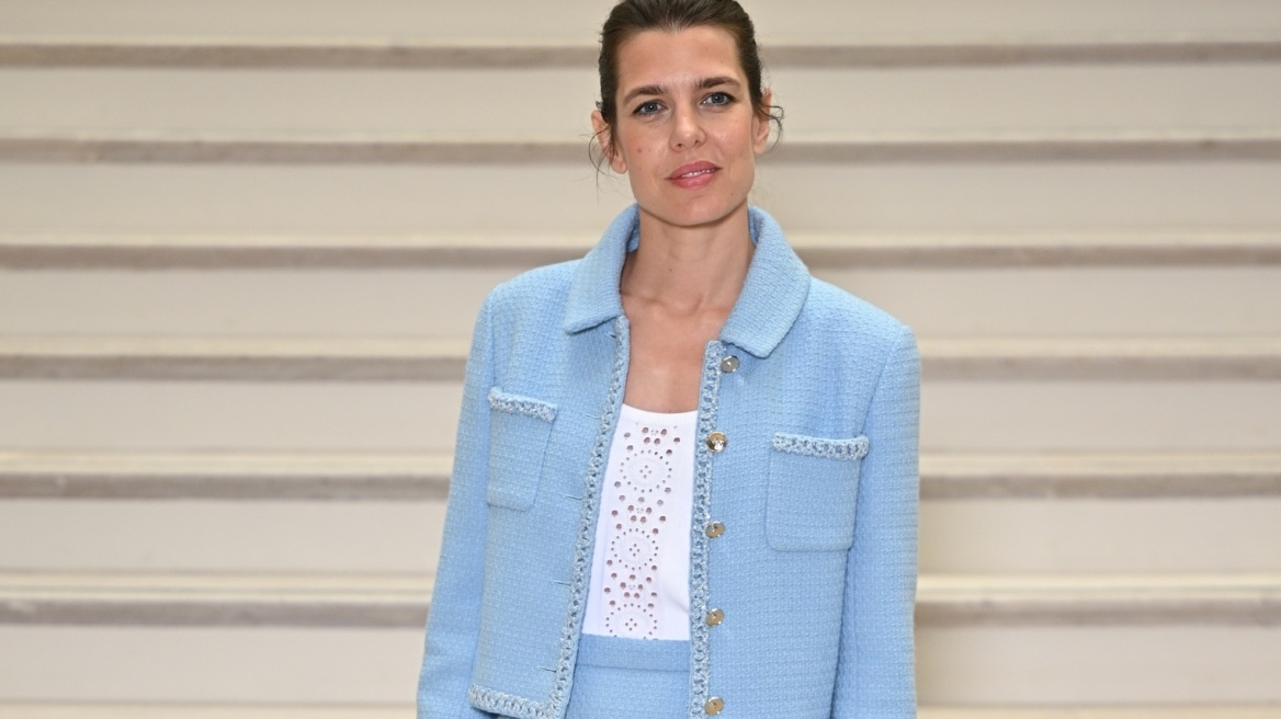 Η Σαρλότ Κασιράγκι συνδύασε γαλάζιο skirt suit με Mary Janes
