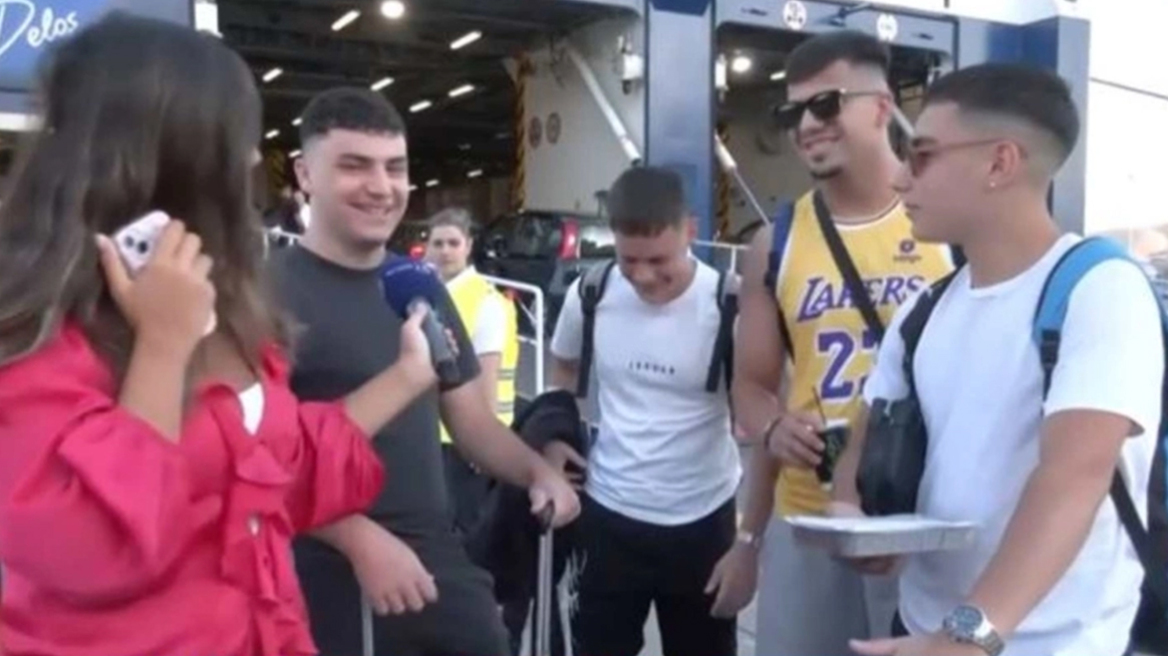 Επικός πιτσιρικάς απάντησε σε ρεπόρτερ για τις προσδοκίες του στην Πάρο: «Πολλές γκόμενες»