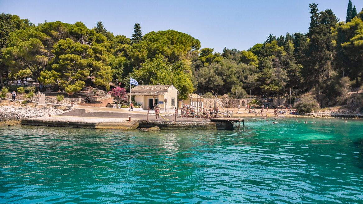 Tο καταπράσινο, γραφικό νησάκι που ατενίζει η πόλη της Κέρκυρας
