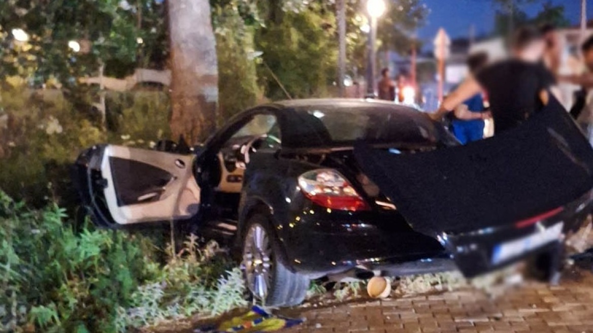 Τροχαίο στη λεωφόρο Γέρακα: ΙΧ βγήκε στο αντίθετο ρεύμα και κατέληξε μέσα σε πλατεία - Δείτε φωτογραφίες