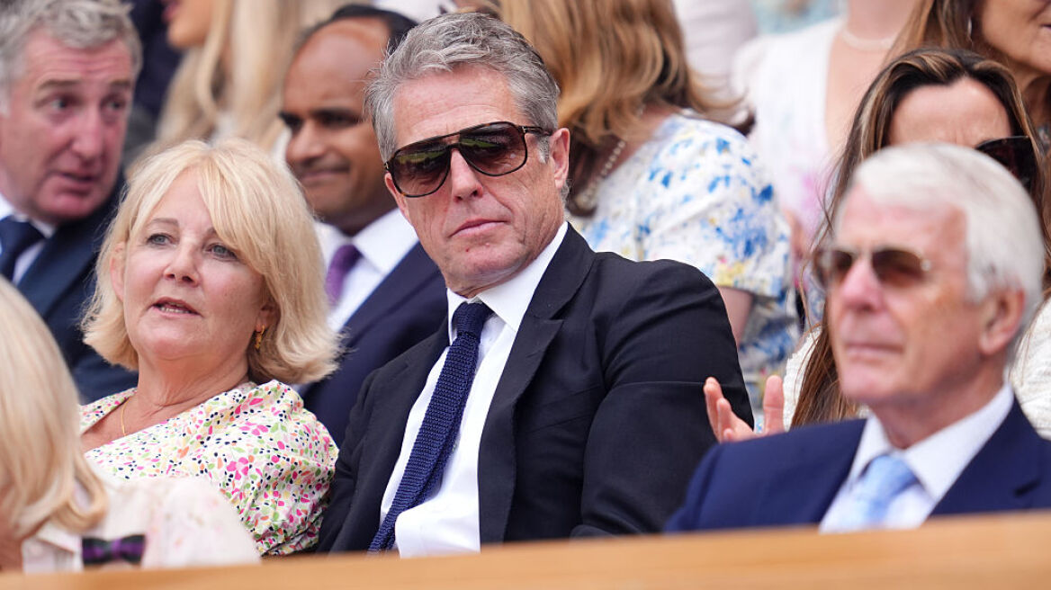 Χιου Γκραντ: Πήγε στο Γουίμπλεντον και αντί να παρακολουθήσει τον αγώνα κοιμήθηκε (εικόνα)